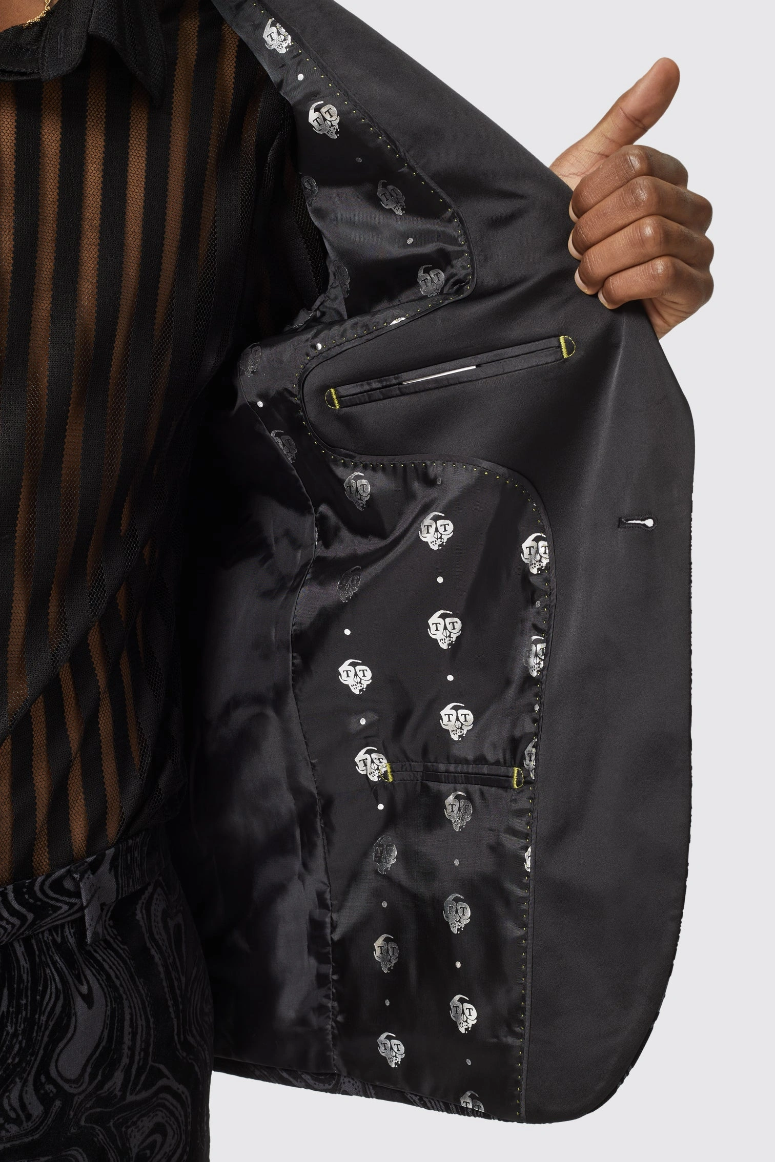 "Chaqueta Elegante Angelou Slim Fit Negra: Sofisticación y Estilo Impecable"